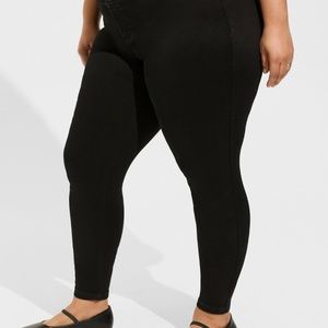 Torrid - Luxe Skinny Jean - Sateen Stretch Black - NWT - Sz 14